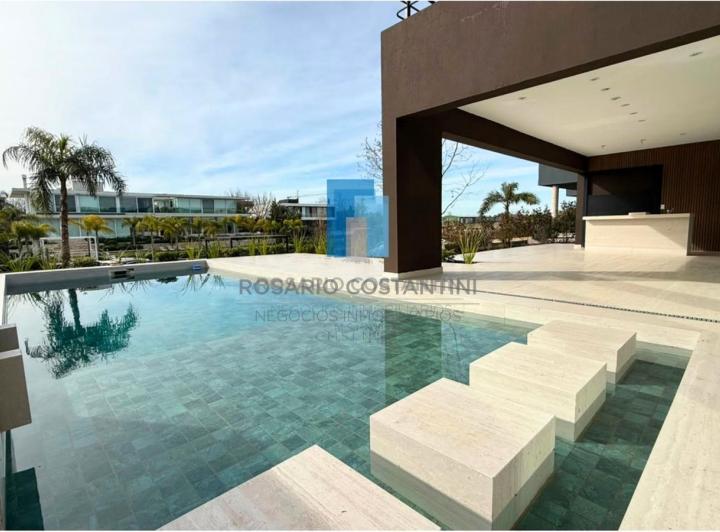 Casa · 370m² · 9 Ambientes · 2 Cocheras