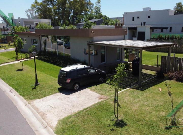 Casa · 140m² · 4 Ambientes · 2 Cocheras