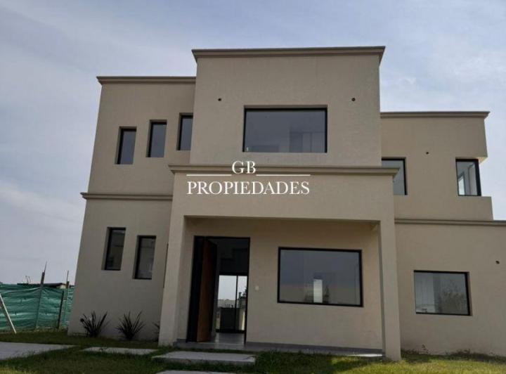 Casa · 140m² · 4 Ambientes · 2 Cocheras