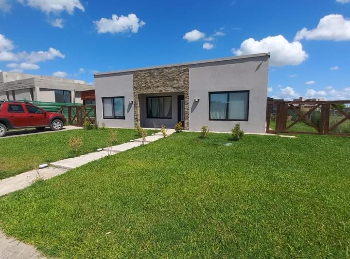 Casa · 130m² · 4 Ambientes · 2 Cocheras