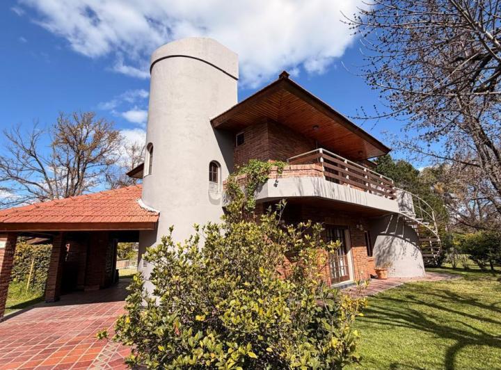 Casa · 234m² · 6 Ambientes · 1 Cochera