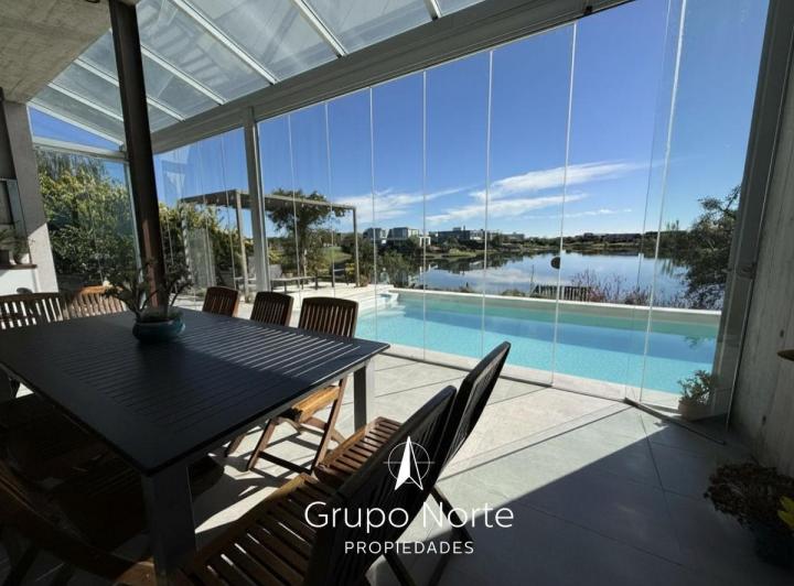 Casa · 202m² · 4 Ambientes · 2 Cocheras