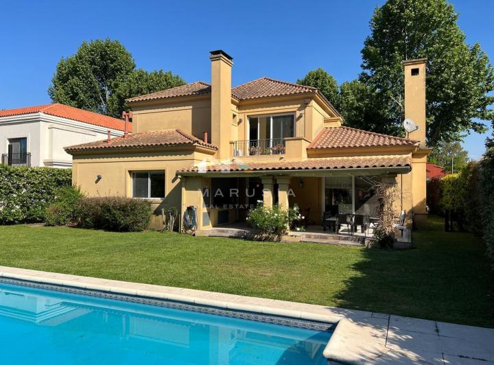Casa · 310m² · 4 Ambientes · 1 Cochera