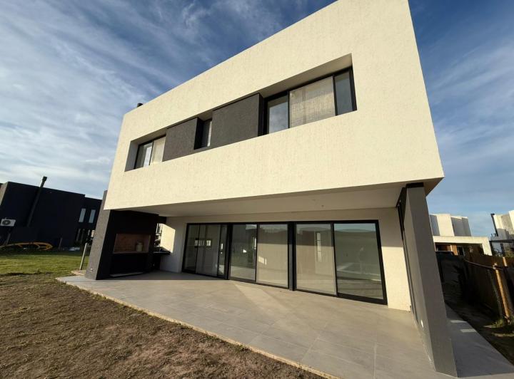 Casa · 183m² · 5 Ambientes · 2 Cocheras