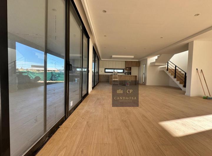 Casa · 181m² · 4 Ambientes · 4 Cocheras
