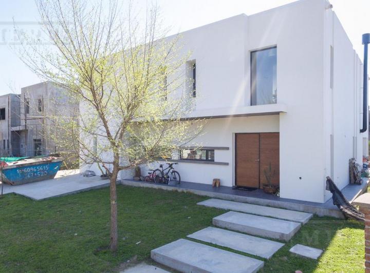 Casa · 219m² · 4 Ambientes · 2 Cocheras