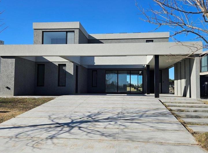 Casa · 240m² · 4 Ambientes · 4 Cocheras