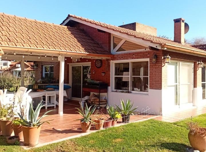 Casa · 220m² · 6 Ambientes · 4 Cocheras
