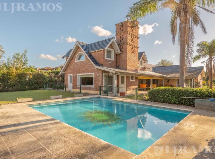 Casa · 299m² · 6 Ambientes · 3 Cocheras