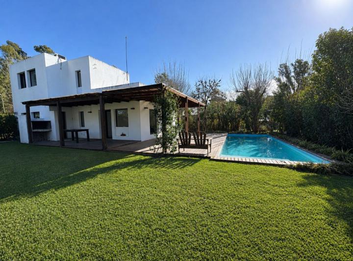 Casa · 96m² · 4 Ambientes · 2 Cocheras