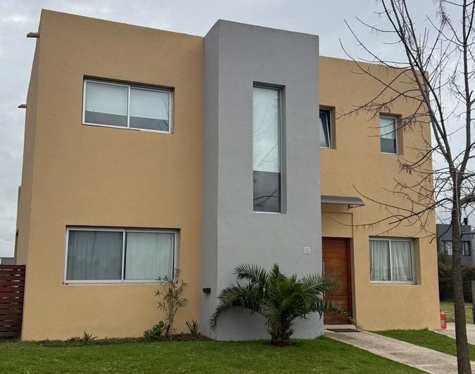 Casa · 125m² · 4 Ambientes · 2 Cocheras