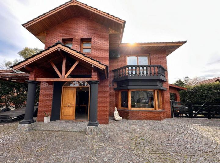 Casa · 320m² · 5 Ambientes · 5 Cocheras