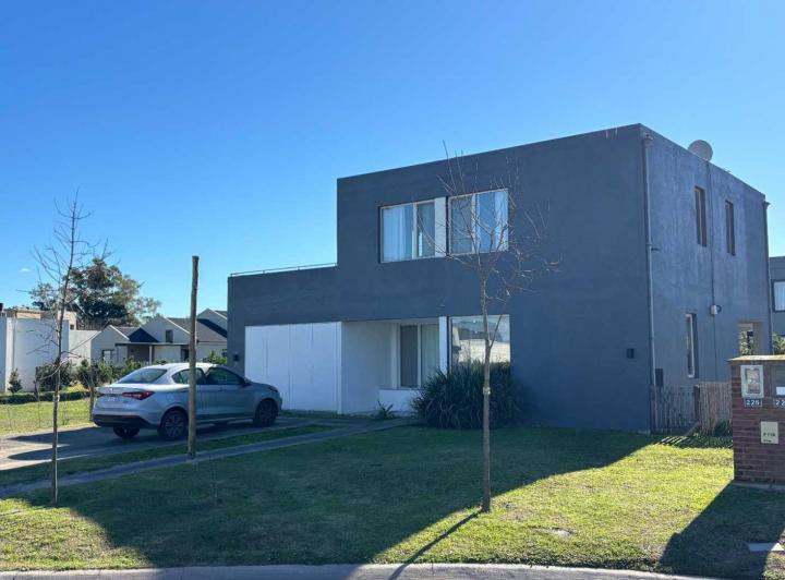Casa · 165m² · 5 Ambientes · 2 Cocheras
