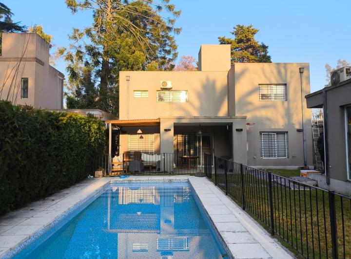Casa · 240m² · 5 Ambientes · 3 Cocheras