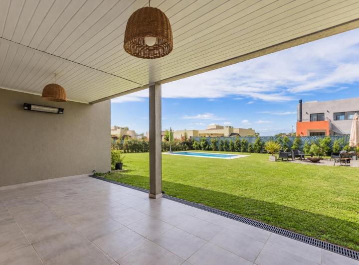 Casa · 130m² · 4 Ambientes · 3 Cocheras