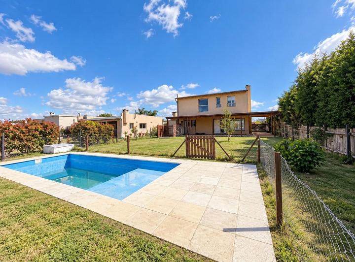 Casa · 140m² · 4 Ambientes · 3 Cocheras