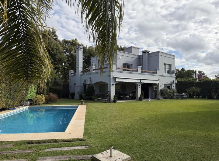 Casa · 176m² · 6 Ambientes · 4 Cocheras