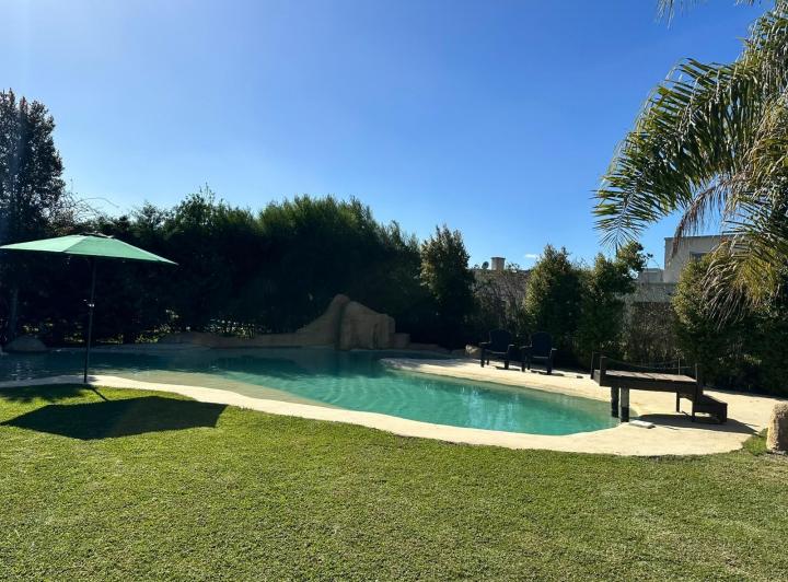 Casa · 200m² · 4 Ambientes · 7 Cocheras