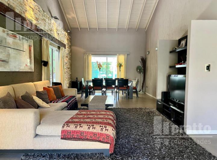 Casa · 161m² · 4 Ambientes · 2 Cocheras