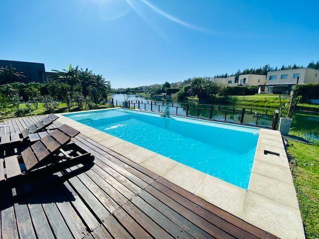 Casa · 240m² · 4 Ambientes · 1 Cochera