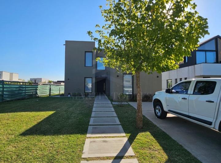 Casa · 145m² · 6 Ambientes · 4 Cocheras