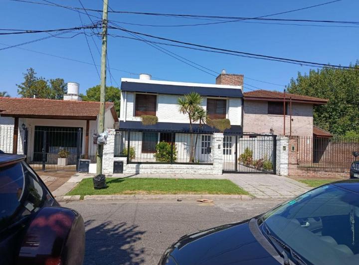 Casa · 200m² · 5 Ambientes · 1 Cochera