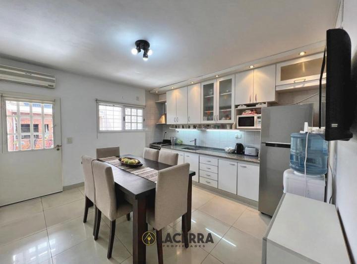 Casa · 160m² · 4 Ambientes · 2 Cocheras