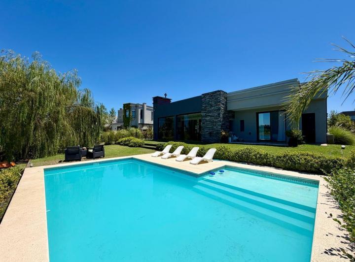 Casa · 243m² · 4 Ambientes · 1 Cochera