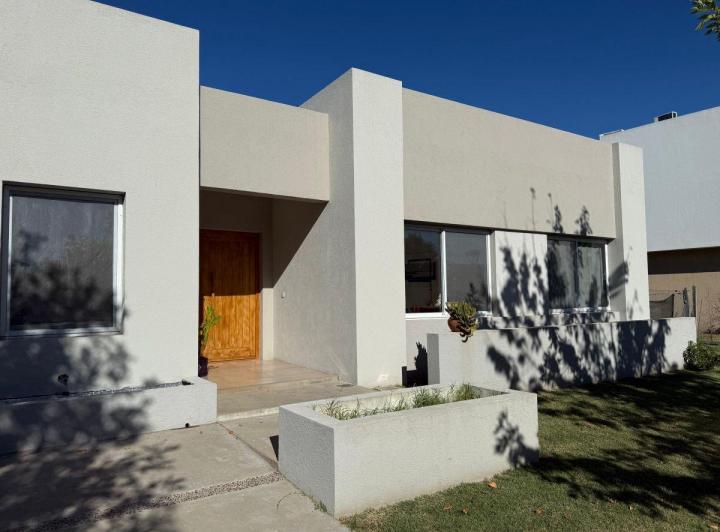 Casa · 190m² · 4 Ambientes · 1 Cochera