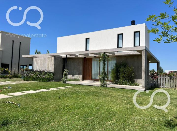 Casa · 170m² · 5 Ambientes · 2 Cocheras