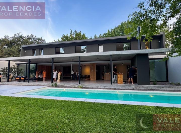 Casa · 675m² · 5 Ambientes · 2 Cocheras