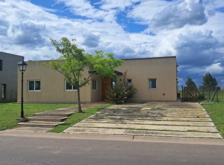 Casa · 140m² · 4 Ambientes · 2 Cocheras