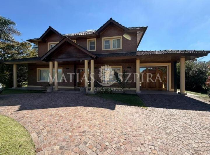 Casa · 330m² · 5 Ambientes · 1 Cochera