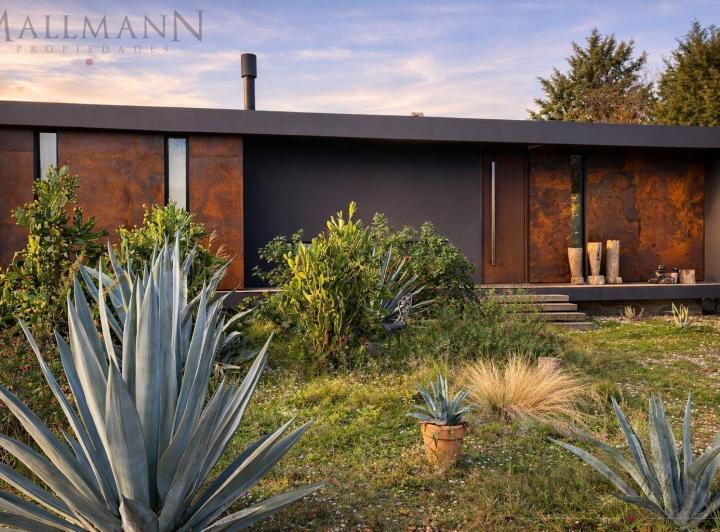Casa · 130m² · 2 Ambientes · 2 Cocheras