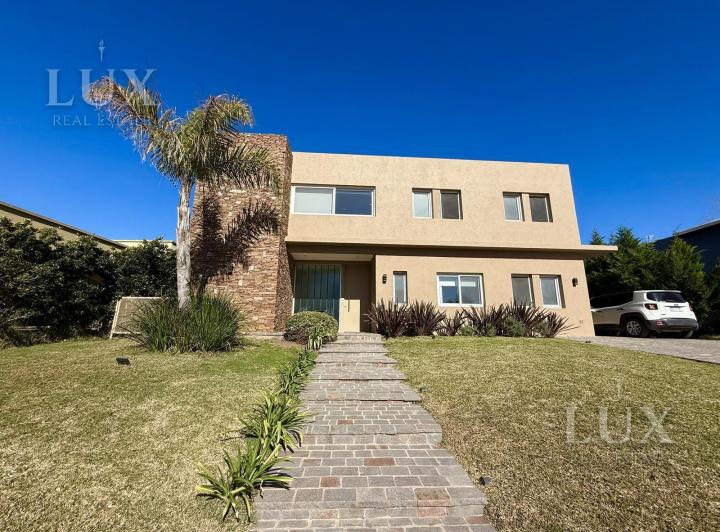 Casa · 240m² · 5 Ambientes · 4 Cocheras