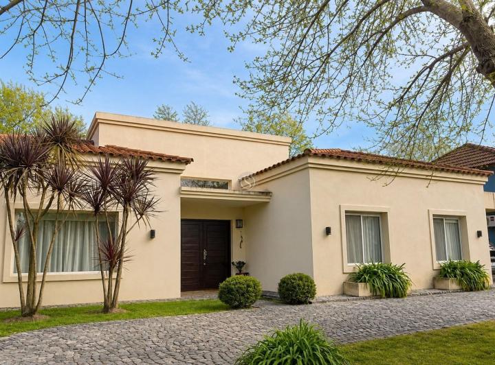 Casa · 176m² · 3 Ambientes · 2 Cocheras
