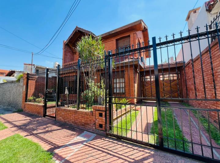 Casa · 150m² · 4 Ambientes · 4 Cocheras