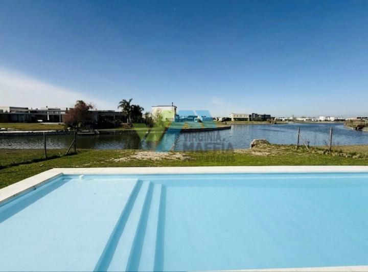 Casa · 228m² · 5 Ambientes · 2 Cocheras