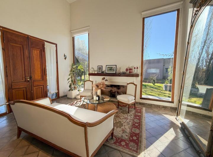 Casa · 2100m² · 5 Ambientes · 3 Cocheras