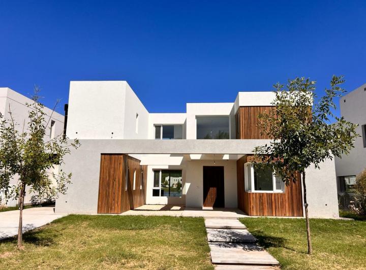 Casa · 220m² · 4 Ambientes · 4 Cocheras