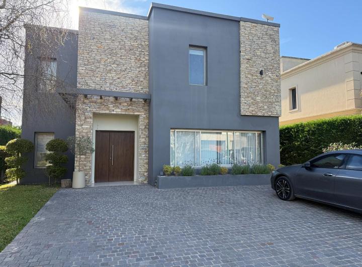 Casa · 225m² · 4 Ambientes · 4 Cocheras