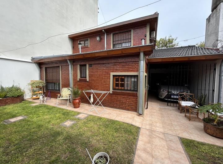 Casa · 230m² · 6 Ambientes · 2 Cocheras