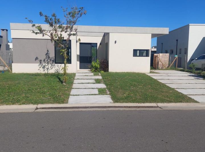 Casa · 490m² · 4 Ambientes · 3 Cocheras