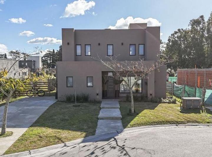 Casa · 140m² · 7 Ambientes · 1 Cochera