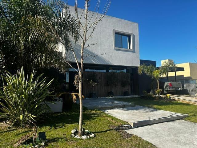 Casa · 166m² · 6 Ambientes · 5 Cocheras