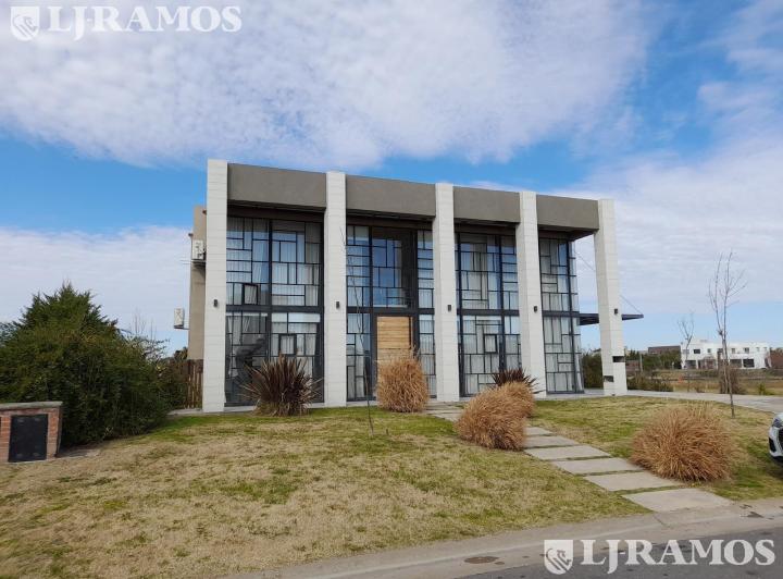Casa · 220m² · 4 Ambientes · 2 Cocheras