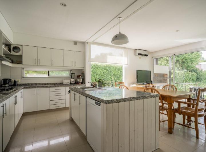 Casa · 200m² · 5 Ambientes · 1 Cochera
