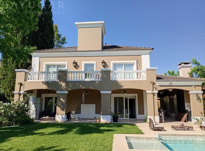 Casa · 200m² · 5 Ambientes · 6 Cocheras