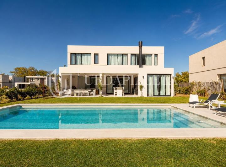 Casa · 222m² · 5 Ambientes · 2 Cocheras