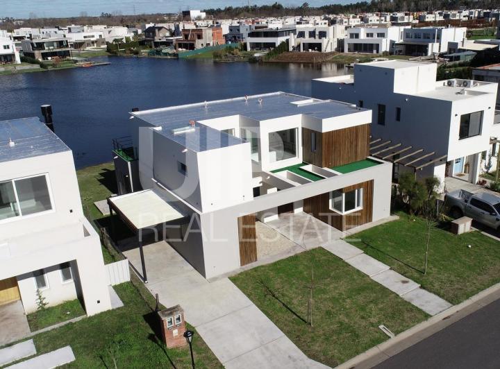 Casa · 223m² · 5 Ambientes · 4 Cocheras